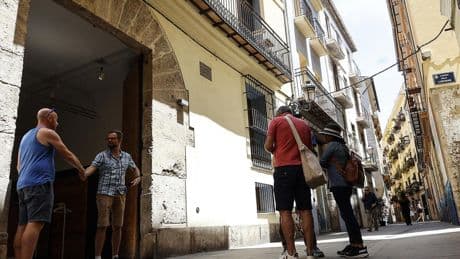 El calor y el auge de los pisos turísticos enfrían la hostelería valenciana: un verano peor que 2024