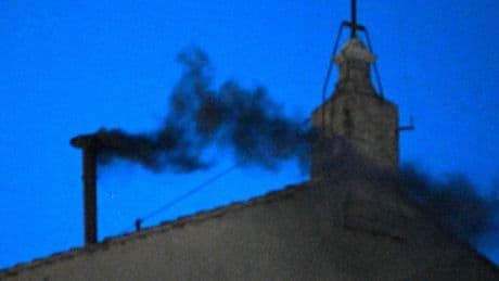 El sorteo de los escrutadores, la meditación o el elevado número de cardenales, posibles causas del retraso de la fumata