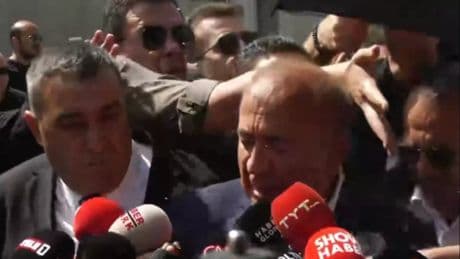 Gürsel Tekin binaya ulaştı: Su şişeleri atıldı...