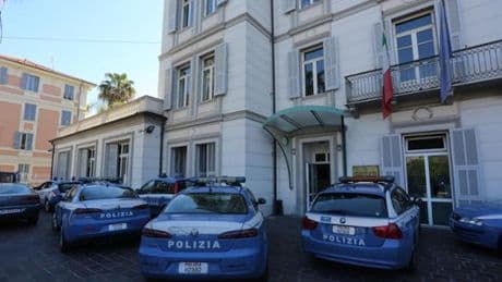 Picchia compagna e figlia di 14 anni, arrestato a Sanremo