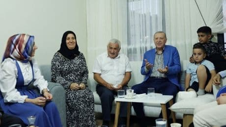 Cumhurbaşkanı Erdoğan, depremzede aileye misafir oldu