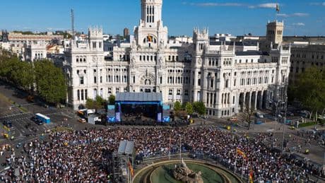 85.000 personas saltando al ritmo de consignas católicas en Cibeles son solo una pieza más del complejo puzle de Hakuna