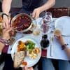 Mehr als Brot und Wein: Gemeinsamer Häppchen-Genuss macht mehr Spaß
