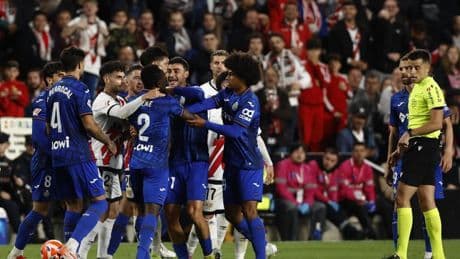 ¡Djené hace un 'Rüdiger' y se va a por el árbitro tras ser expulsado!