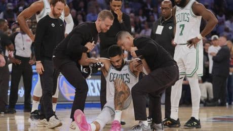Drama del campeón: Los Celtics, al borde del KO tras ver salir a Tatum en silla de ruedas