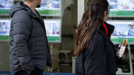 El problema de la vivienda agrava la soledad no deseada de los jóvenes, según un estudio