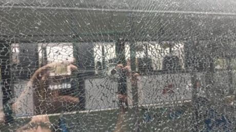 Due pullman Amt presi di mira a Bolzaneto, vetro infranto ma nessun ferito