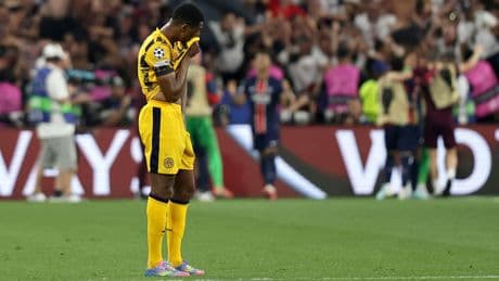 Na de 3-0 slingert Denzel Dumfries gefrustreerd zijn flesje weg: het wordt opnieuw niet zijn finale