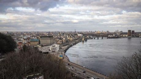 L’assassinat d’un officier des services secrets ébranle l’Ukraine : “une trahison interne ?”