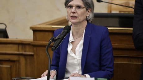 Fin de vie : Sandrine Rousseau propose d’ouvrir l’euthanasie aux clandestins présents sur le territoire français