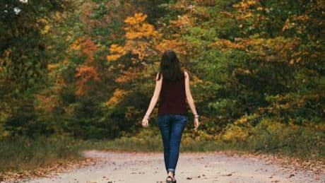 Gli outifit di tendenza per indossare i jeans a 50 anni