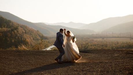 Hochzeit, Todesfall, Krankheit: Sonderurlaub: So gibt es für Arbeitnehmer bezahlte freie Tage