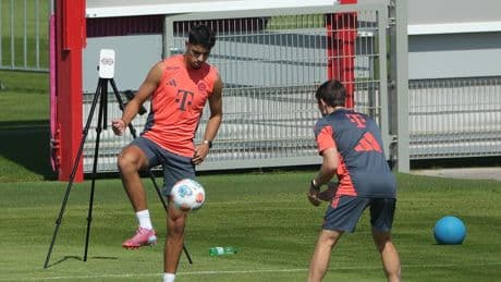 Wenige Tage nach seiner OP - Bayern-Star trainiert schon mit Ball!