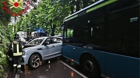 Perde il controllo del Suv e si schianta contro un bus. Paura per il calciatore Maxence Caqueret