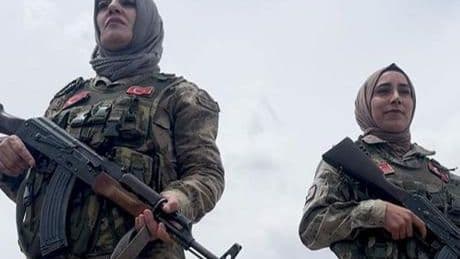 Güvenlik korucusu anne, silah arkadaşlarıyla vatan nöbetinde