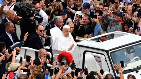 Death of Pope Francis prompts wave of mourning worldwide