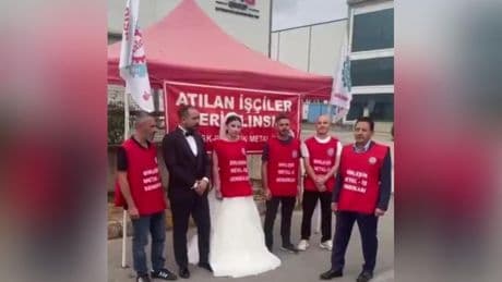 Düğününe saatler kala işten atıldığını öğrendi: Gelinliğiyle direniş çadırında yerini aldı