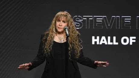 Voormalige Fleetwood Mac-zangeres Stevie Nicks (77) breekt schouder en zegt optredens af