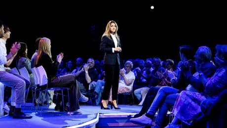 VVD-leider Yesilgöz zegt op het partijcongres vooral wat ze níét wil: ze haalt uit naar PVV én GroenLinks-PvdA