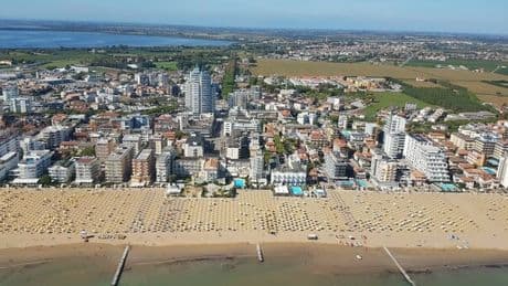 Jesolo, prezzi alle stelle per ombrelloni e lettini in prima fila: costi raddoppiati in 5 anni, ?1.500 euro per la stagione