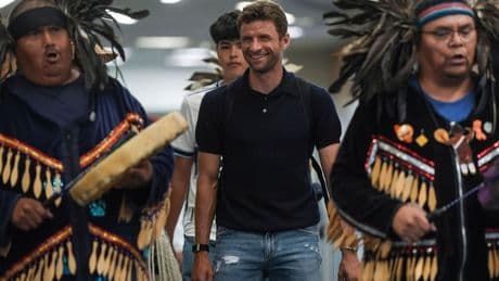 Ankunft in Vancouver: Der Häuptling empfängt Thomas Müller