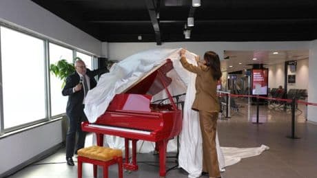 Un piano rosso fiammante nella hall dell’aeroporto di Genova in dono dalla Fondazione Pallavicini: “Per un momento di magia”