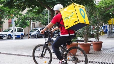Glovo cede ante la 'Ley Rider' y completa su cambio de modelo: contrata a 14.000 repartidores y deja de trabajar con autónomos