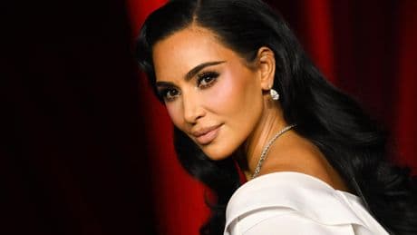 EN DIRECT - Kim Kardashian est arrivée à Paris pour témoigner au procès de son spectaculaire braquage