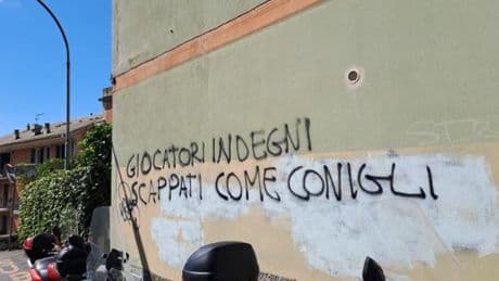 Sampdoria, a Bogliasco sale la tensione: scritte su muri privati contro giocatori e società