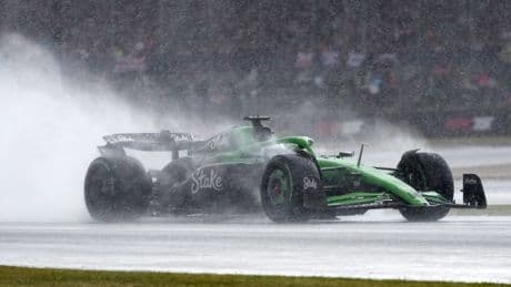 Heroico podio de Nico Hulkenberg bajo la lluvia de Silverstone, donde Fernando Alonso y Carlos Sainz desperdician sus balas