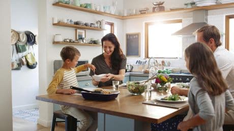 Un rituel «raccourci» voire «sacrifié» : le dîner en famille dure moins de 30 minutes dans un quart des foyers