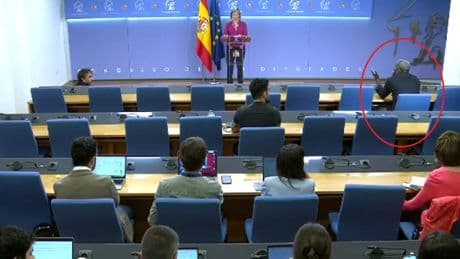 Plante de periodistas en el Congreso tras la trifulca en la rueda de prensa de Sumar con el activista Bertrand Ndongo