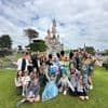 IN BEELD. Q-dj’s Maarten en Dorothee nemen luisteraars mee op muzikale trip naar Disneyland Paris