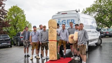 Schlagzeilenträchtige Skulptur: Holzpenis für einen guten Zweck versteigert