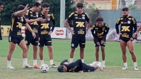Kollegen lachen sich kaputt - Hier foult Neymar sich selbst