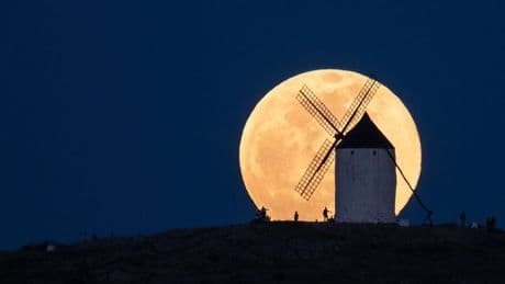 Don’t Miss Sunday’s Full Corn Moon Rising After Total Lunar Eclipse