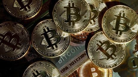 Borsa, Europa in cauto rialzo con occhi ai dazi. Bitcoin tocca il record