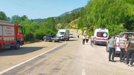 Adana'da feci kaza: Ambulansla otomobil çarpıştı