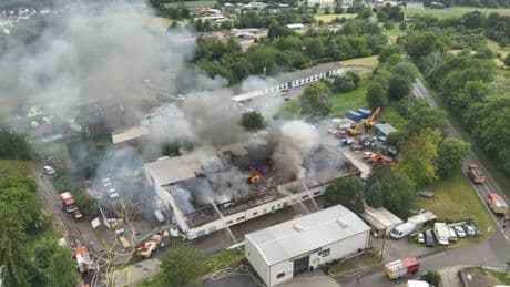 Feuerwehreinsatz: Großbrand in Neuwied - Gewerbehalle zerstört