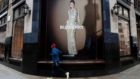 Burberry, vendite in calo ma meno delle stime degli analisti