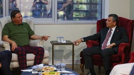 Özgür Özel, Murat Emir'i hastanede ziyaret etti