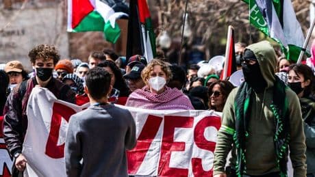 Una jueza ordena liberar al académico de Georgetown acusado de ser "pro-Hamás" y arrestado por agentes antiinmigración
