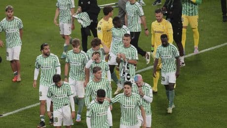 El Betis responde al tuit del Sevilla tras su derrota en la Conference: &quot;Yo también los felicito por quedarse en Primera&quot;