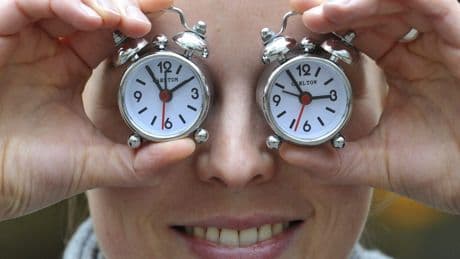 Abolir el cambio de hora y adoptar el horario de invierno previene la obesidad y los episodios cardiovasculares