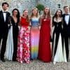 In een regenboogjurk van 1.095 euro: kroonprinses Elisabeth viert mee op adellijk verjaardagsfeest in Frankrijk