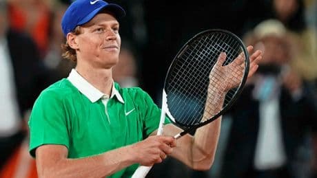 Roland Garros: Jannik Sinner begint goed, titelverdedigers Iga Swiatek en Carlos Alcaraz eenvoudig verder