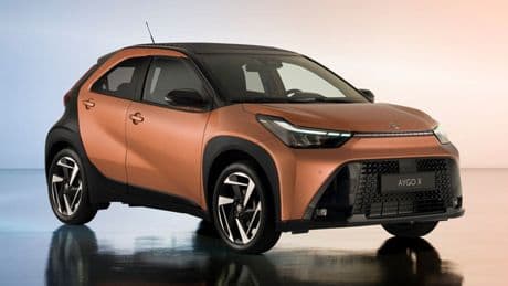 Nuova Aygo X, il piccolo suv diventa ibrido. Caratteristiche e dati della versione restyling