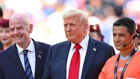 „Glückwunsch, Verräter“ – Schiedsrichter im Iran wegen Handschlag mit Trump verunglimpft