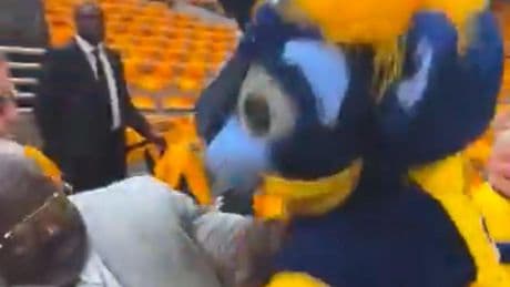 La mascota de los Pacers le intenta clavar un mate a Shaquille O’Neal… y así acaba la cosa