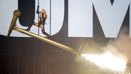 LIVE Songfestival | Gespreide benen en gigantische microfoon in tweede halve finale
